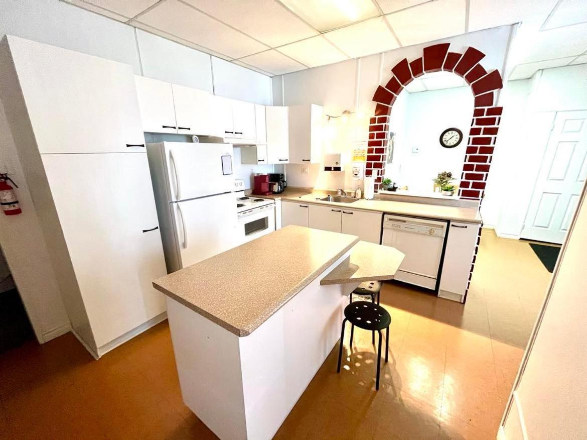 Les Appartements Du Vieil Edifice Metabetchouan-Lac-a-la-Croix Экстерьер фото